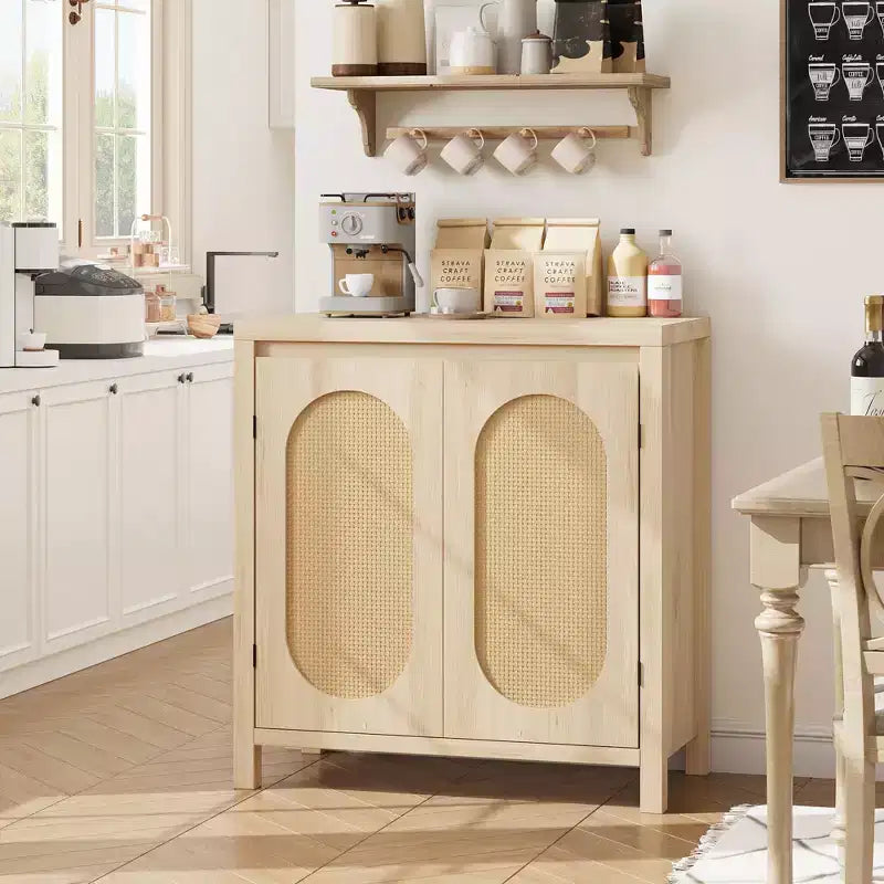 Madia/credenza di metà secolo con ante in rattan e ripiano regolabile