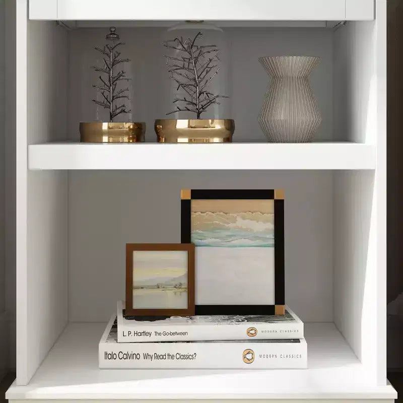 Vetrina alta bianca con ripiani decorativi e cassetto