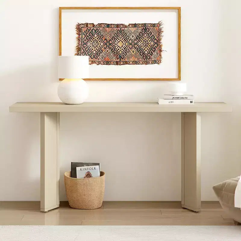 Consolle da fattoria minimalista in legno con gambe geometriche