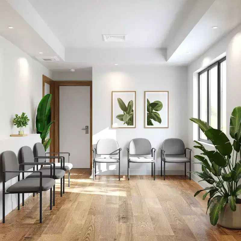 Sedia da ricevimento laterale impilabile in acciaio Comfort con braccioli