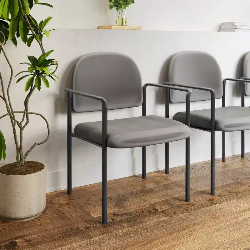 Sedia da ricevimento laterale impilabile in acciaio Comfort con braccioli