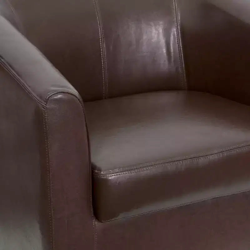 Poltrona lounge in pelle con braccioli inclinati – Seduta moderna per soggiorno