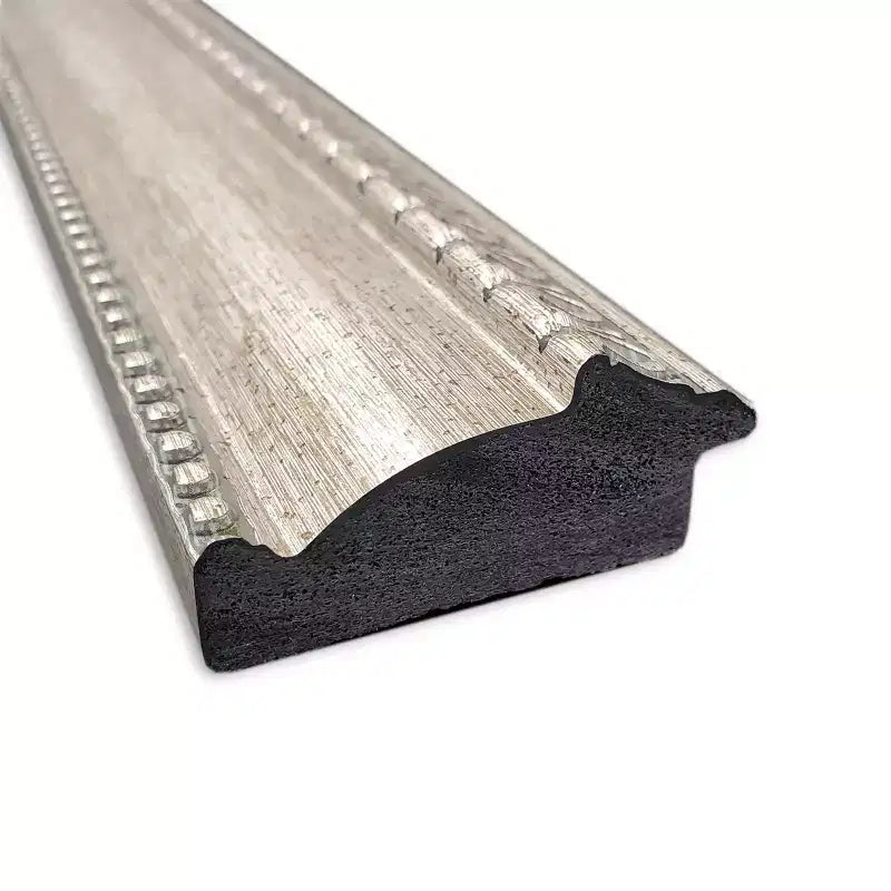 Specchio da parete per bagno con cornice in argento decorata