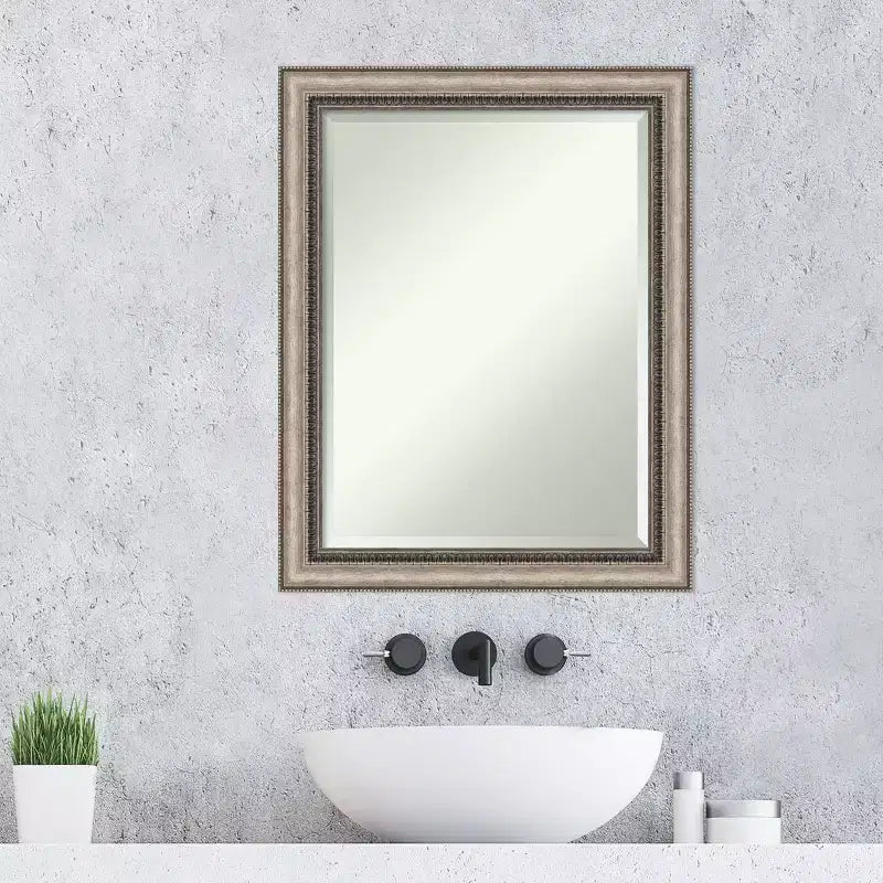 Specchio da parete per bagno con cornice in argento decorata