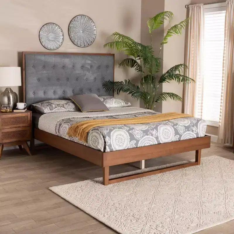 Letto a piattaforma in tessuto e legno – Testiera trapuntata grigia, struttura marrone noce