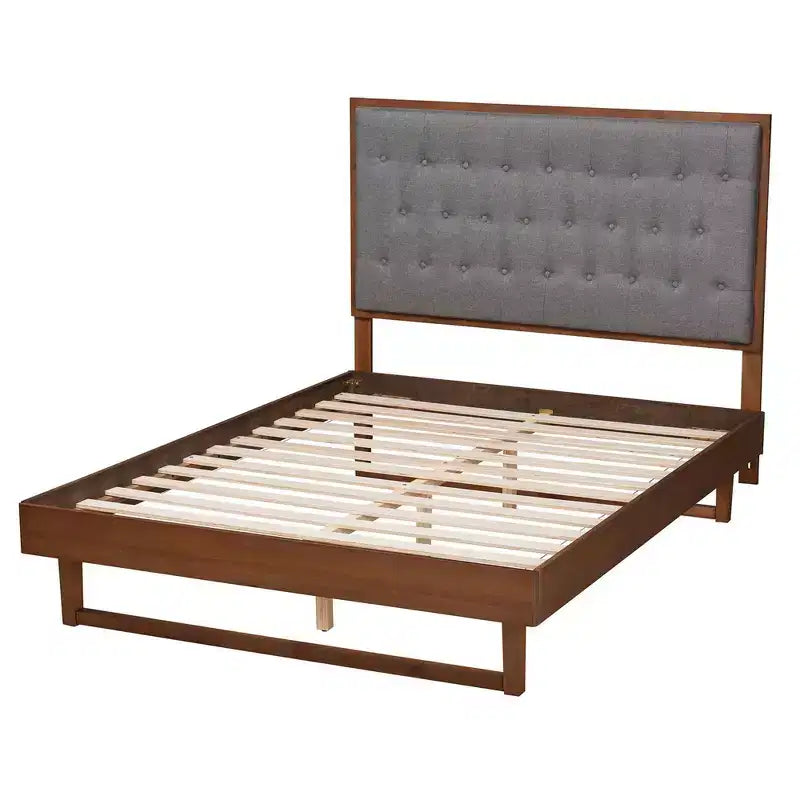 Letto a piattaforma in tessuto e legno – Testiera trapuntata grigia, struttura marrone noce