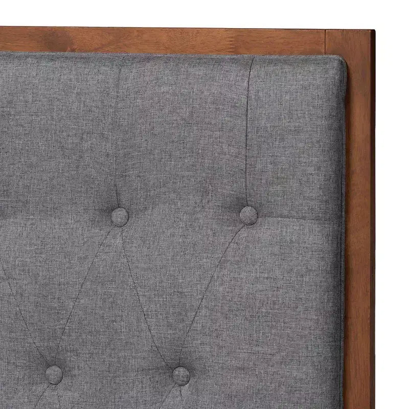 Letto a piattaforma in tessuto e legno – Testiera trapuntata grigia, struttura marrone noce