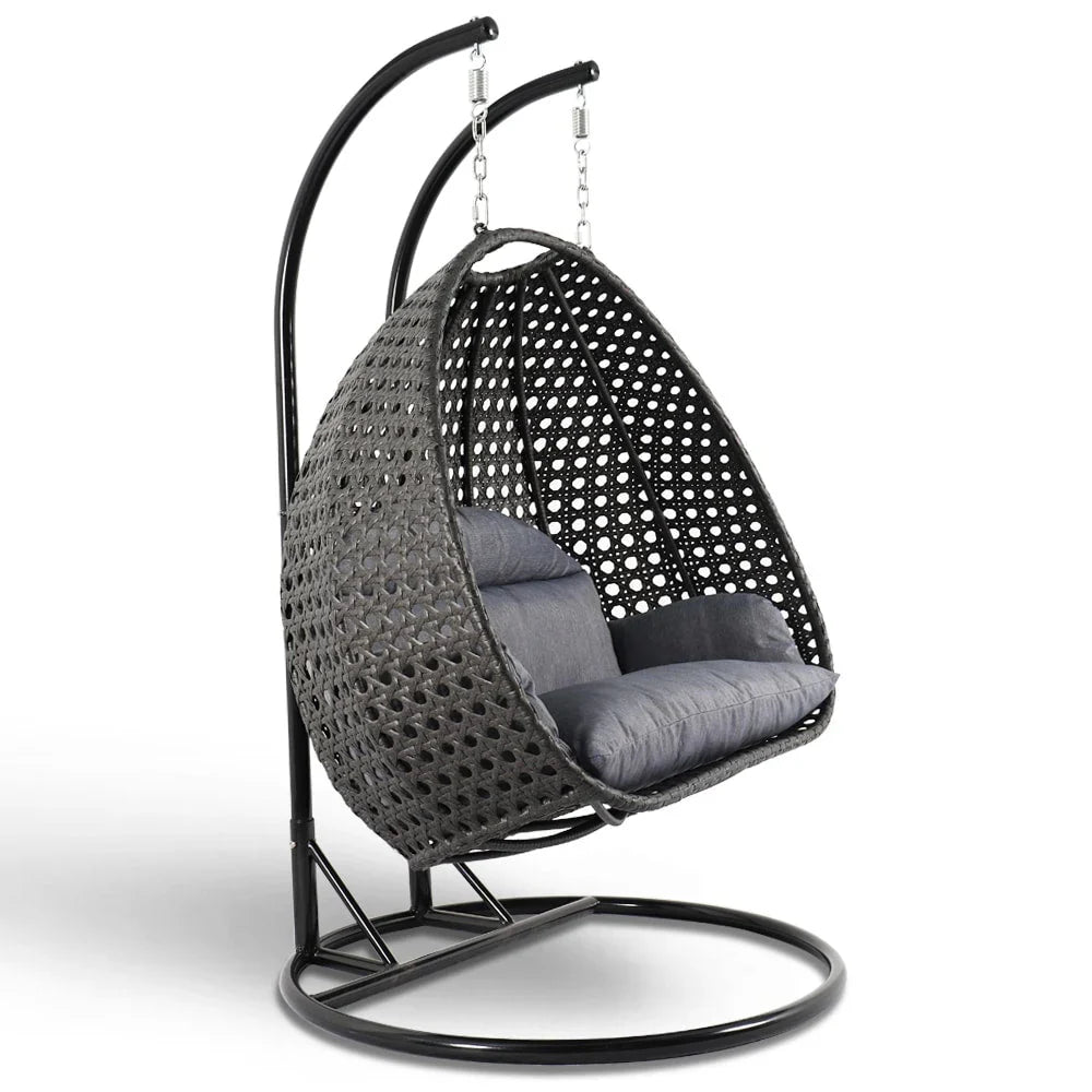 LeisureMod Sedia a Uovo Sospesa per 2 Persone con Supporto - Dondolo Pensile per Esterni/Interni in Rattan Intrecciato con Cuscini